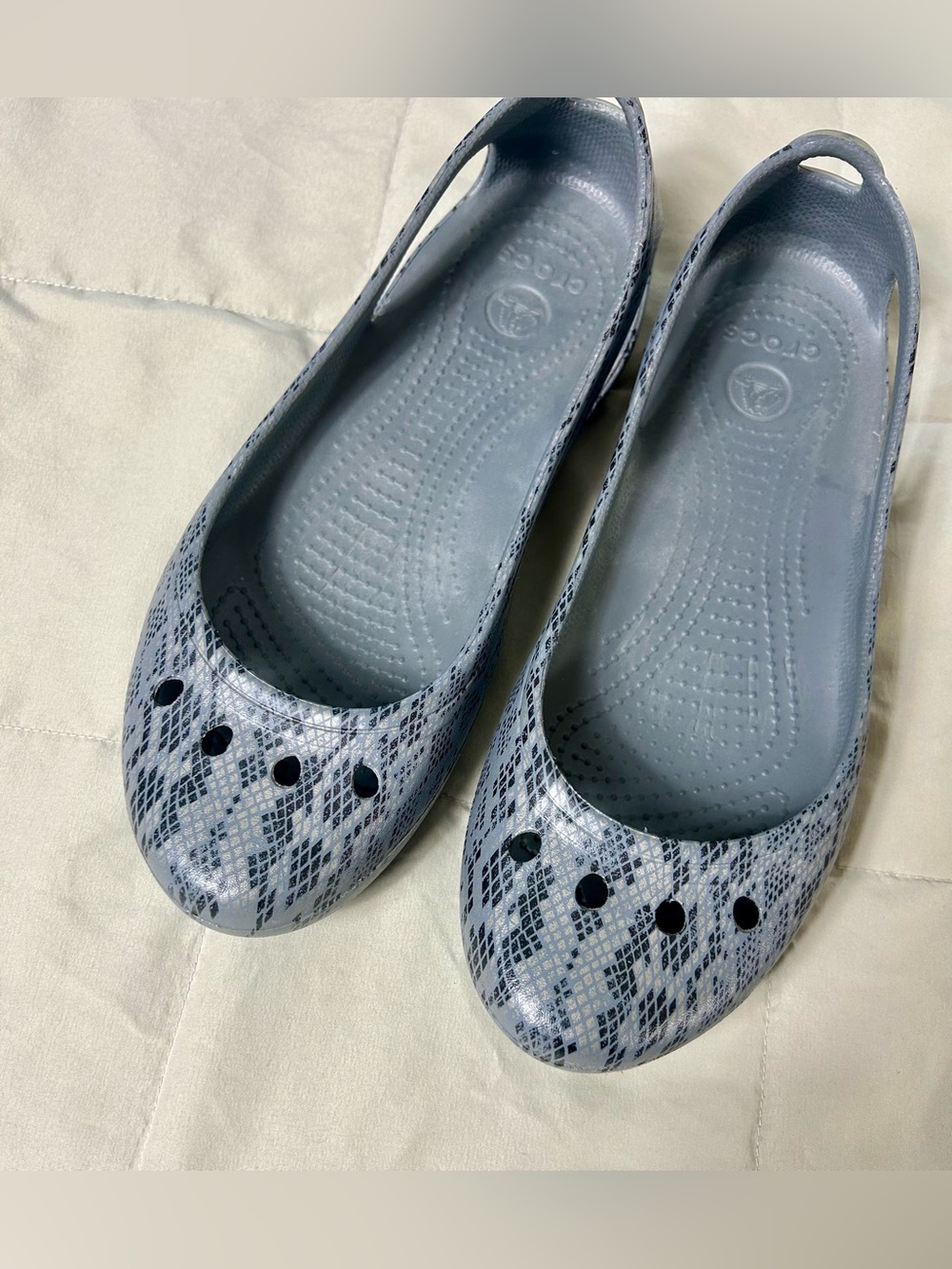 CROCS Kadee Flats, Women’s Grey Snakeskin Patterned Slip-On Flats, Size 9
